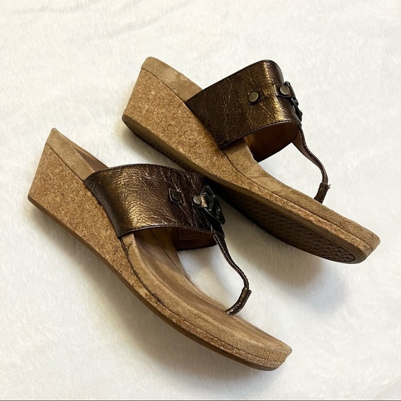 UGG Australia Briella Bronze Wedge Thong Medallion Sandal Womens Size 9 - Picture 6 of 15